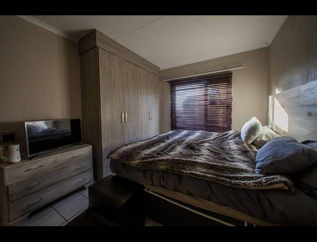 2 BEDROOM SECTIONAL TITLE TO LET IN WILGEHEUWEL
